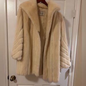 EUC Vintage Mano Swartz Women’s Mink Fur Coat
Color - White